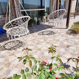 Luis Penthouse , Berat Albanie